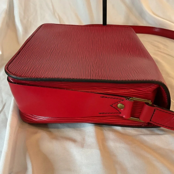 Pre-owned Louis Vuitton Cartouchiere Red Epi PM - Picture 4 of 16